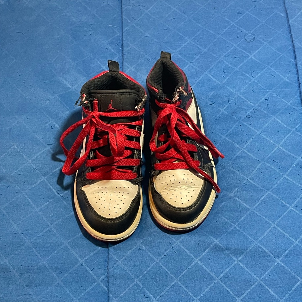 Nike Air Jordan 1 Mid Gym Red Black Toe 13C Shoes Sneakers DQ8424-106 Kids